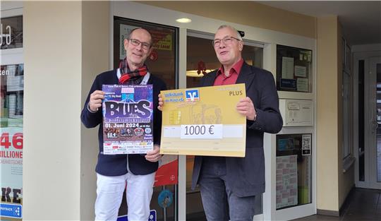 Stellvertretend für Rotary und Lions überreicht Wolfgang Albrecht (l.) den Scheck an Bernd Weidenfeller.