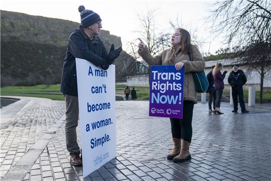 Stellvertretend für die Positionen in ganz Schottland stehen sich in Edinburgh ein Gegner des Gesetzentwurfs zur Vereinfachung der Geschlechtsanpassung und eine Befürworterin gegenüber.