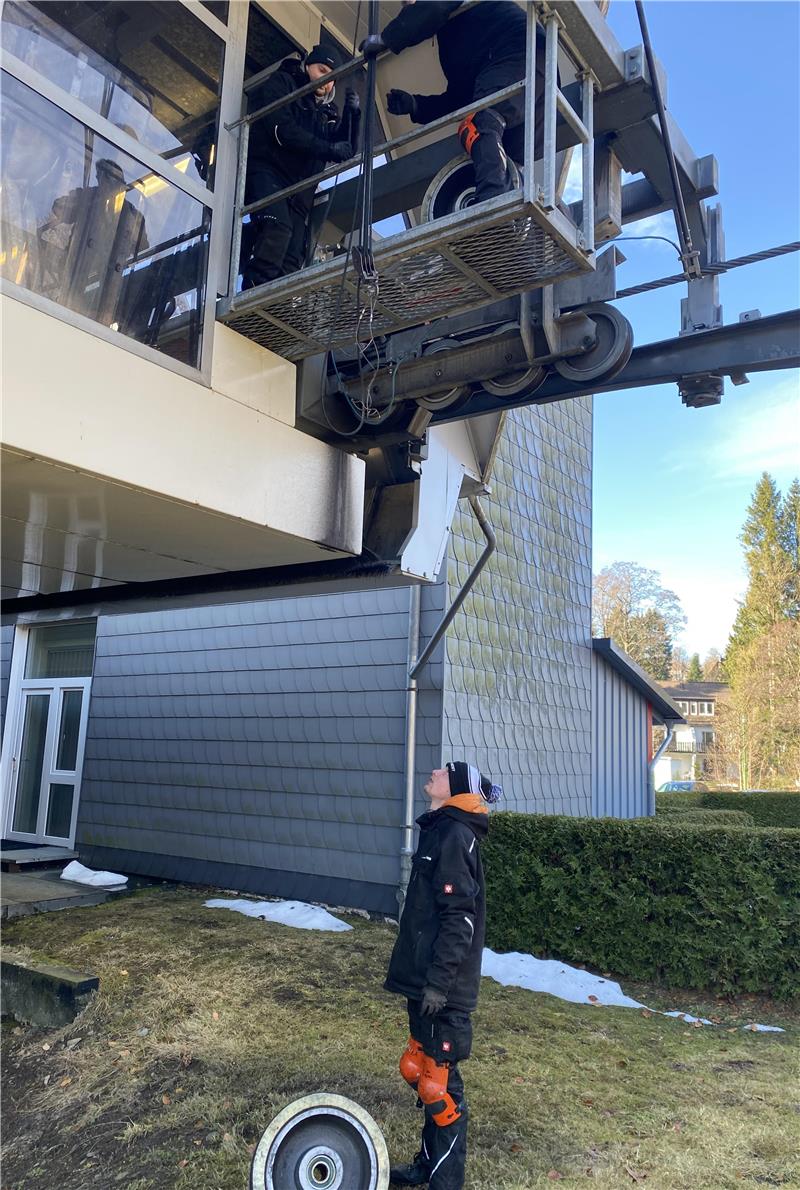 Stellvertretender Betriebsleiter Vincent Pläschke kontrolliert die Antriebsräder.