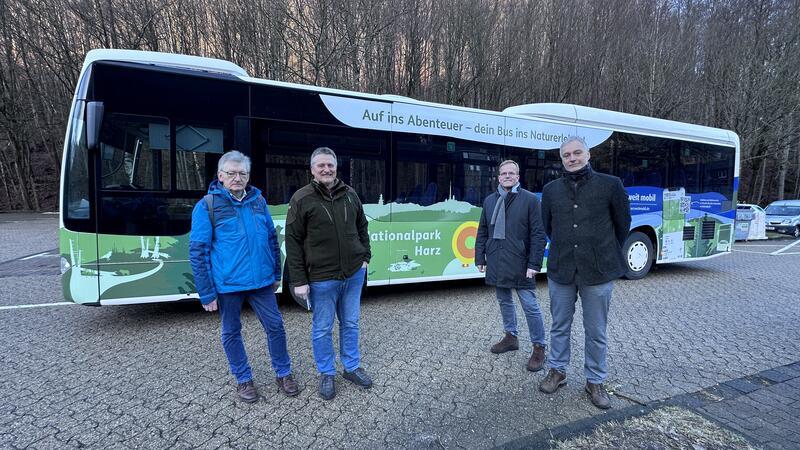 Der Nationalpark will mehr Besucher in Busse bringen Stellvertretender Landrat Stefan Scheele, Nationalparkleiter Dr. Roland Pietsch, KVG-Stade Geschäftsführer Jan Behrendt und Tim Schwarzenberger von der Gesellschaft zur Förderung des Nationalparks Harz vor dem neu gestalteten Bus.