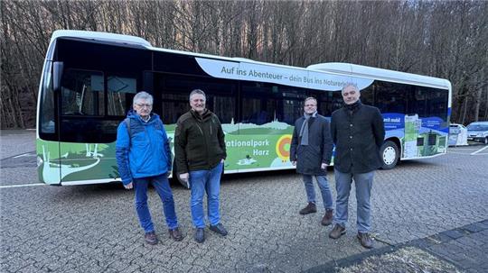 Stellvertretender Landrat Stefan Scheele, Nationalparkleiter Dr. Roland Pietsch, KVG-Stade Geschäftsführer Jan Behrendt und Tim Schwarzenberger von der Gesellschaft zur Förderung des Nationalparks Harz vor dem neu gestalteten Bus.