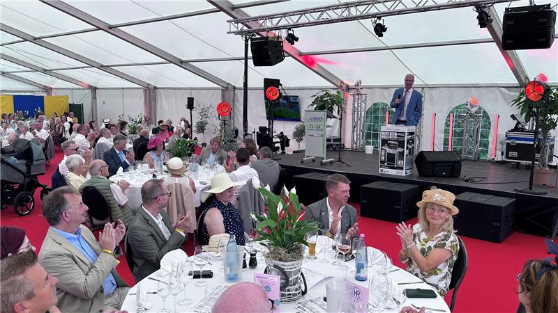 Stephan Ahrens (auf der Bühne) berichtet über die Situation des Rennvereins, der mittlerweile 686 Mitglieder hat und der größte Deutschlands ist.