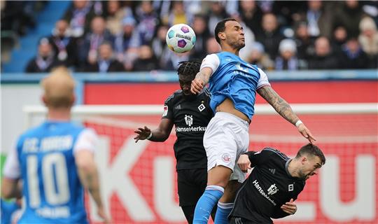 Stephan Ambrosius (l) und der HSV kamen nicht über ein 2:2 in Rostock hinaus.