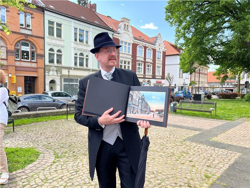 Stephan Blöß schlüpft in die Rolle des Lehrers Dr. Willy Mönch, der durch das Seesen vor 100 Jahren führt: Wie lebten die jüdischen und christlichen Familien miteinander? Foto: Stadt Seesen