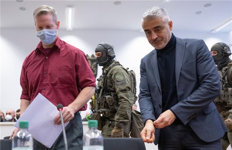 Lübcke-Mörder bereut und schweigt - Auftritt in Ausschuss Stephan Ernst (vorn, l), verurteilter Mörder des früheren Kasseler Regierungspräsidenten Lübcke, nimmt neben seinem Anwalt Mustafa Kaplan (r) vor maskierten SEK-Beamten in einer Sitzung im Lübcke-Untersuchungsausschuss des hessischen Landtags Platz.