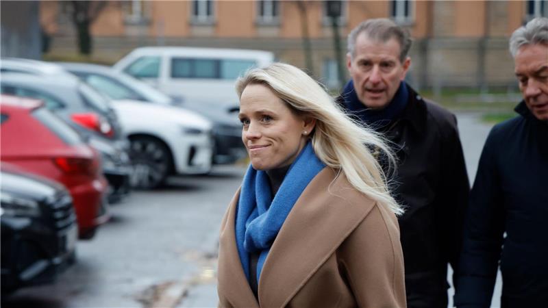 Stephan Hensel (hinten), Ex-Ehemann und Vater der Kinder von C. Block, und seine Frau Astrid Have kommen mit Gerd Uecker (r), Familienanwalt von S. Hensel, zur Fortsetzung des Prozesses.