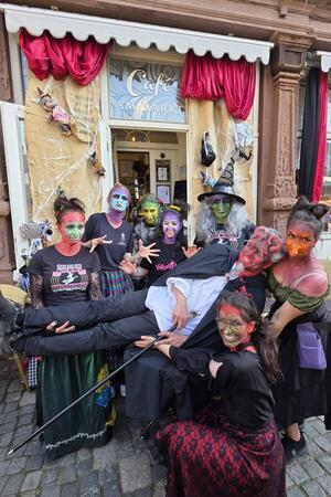 Stephan Hoffmeister, Chef im Café am Markt, ist an Walpurgis 50 geworden und feiert als Teufel verkleidet.