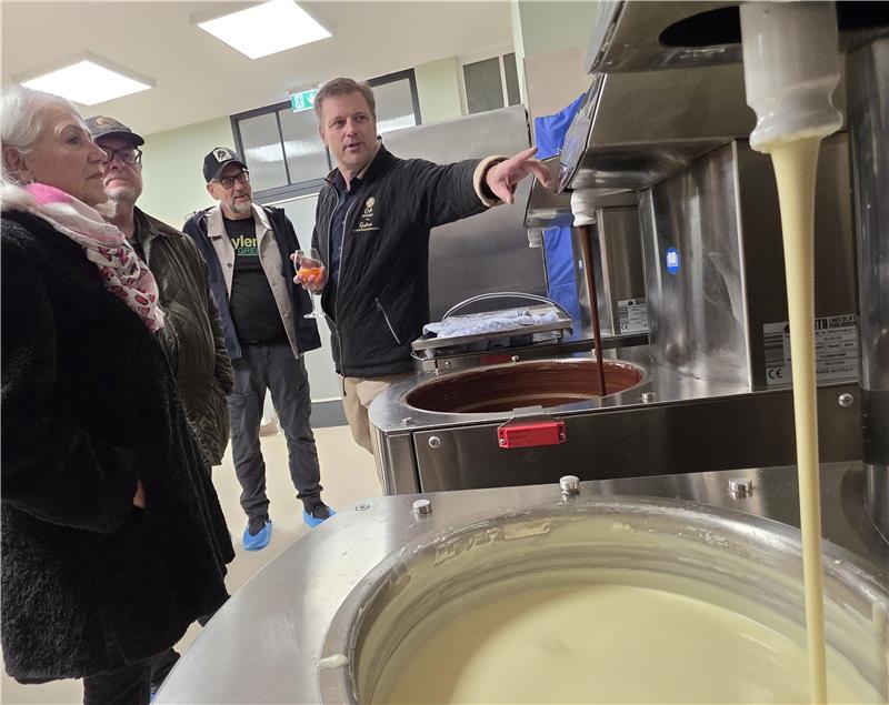 Diana, Stephan und die Schokoladen-Manufaktur Stephan Hoffmeister präsentiert den Gästen die Produktionshalle der Schokoladen-Manufaktur.