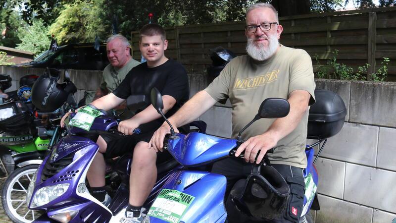 Moped-Run: Mit 50-Kubik-Maschinen durch den Harz Stephan Nowag (von rechts), Sohn Ole und Stefan Ewig machen sich startbereit.