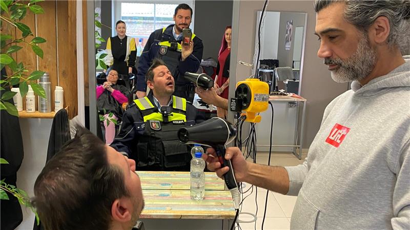 Chris Savaj pendelt zwischen TV-Ruhm und dem Alltag im Oberharz Stephan Sindera und Paul Richter standen schon bei Sat.1 als Duo vor der Kamera und drehen jetzt zusammen für RTL. Mittlerweile sind sie gute Freunde geworden, da gehören Albereien in der Maske dazu.