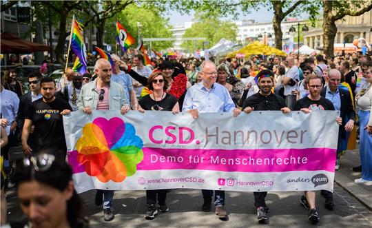 Stephan Weil (3.v.r., SPD), Ministerpräsident Niedersachsen, und Belit Onay (2.v.l., Grüne), Oberbürgermeister Hannover, tragen beim Christopher Street Day  (CSD) ein Banner mit der Aufschrift "CSD. Hannover - Demo für Menschenrechte".