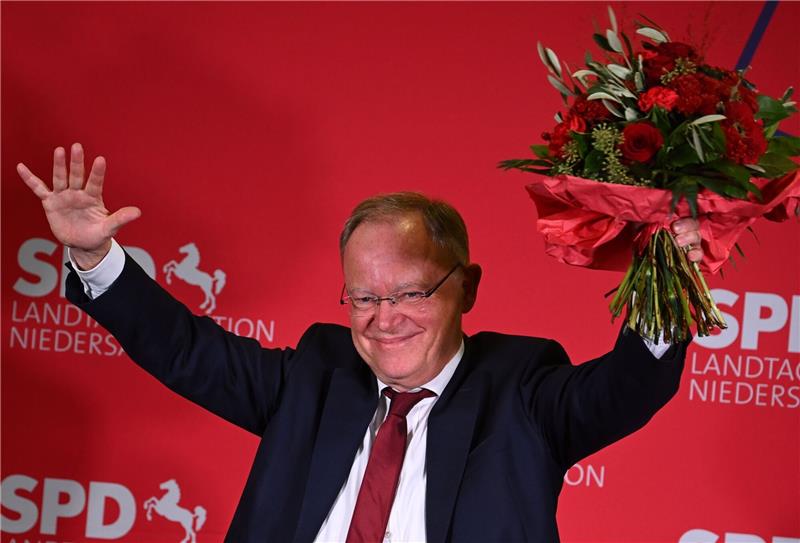 Stephan Weil (SPD), Ministerpräsident Niedersachsen, jubelt nach den ersten Hochrechnungen.
