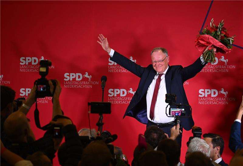 SPD Wahlsieger in Niedersachsen: Zeichen stehen auf Rot-Grün Stephan Weil (SPD), Ministerpräsident Niedersachsen, jubelt nach den ersten Hochrechnungen.