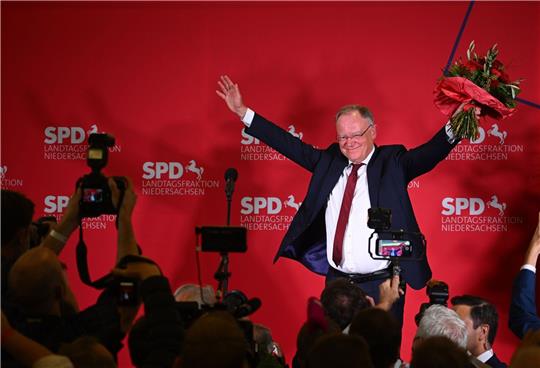 Stephan Weil (SPD), Ministerpräsident Niedersachsen, jubelt nach den ersten Hochrechnungen.