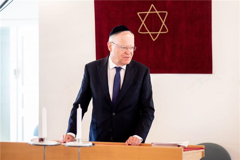 Ministerpräsident besucht Synagoge nach dem Brandanschlag Stephan Weil (SPD), Ministerpräsident in Niedersachsen, spricht bei einem Besuch der Synagoge vor Mitgliedern der jüdischen Gemeinde.