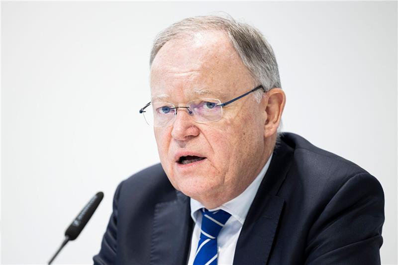 Stephan Weil (SPD), Ministerpräsident von Niedersachsen, spricht auf einer Pressekonferenz.