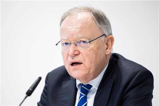 Stephan Weil (SPD), Ministerpräsident von Niedersachsen, spricht auf einer Pressekonferenz.