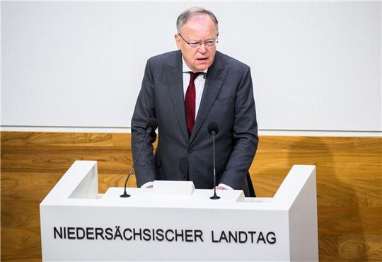 Stephan Weil (SPD), Ministerpräsident von Niedersachsen, spricht im Landtag.