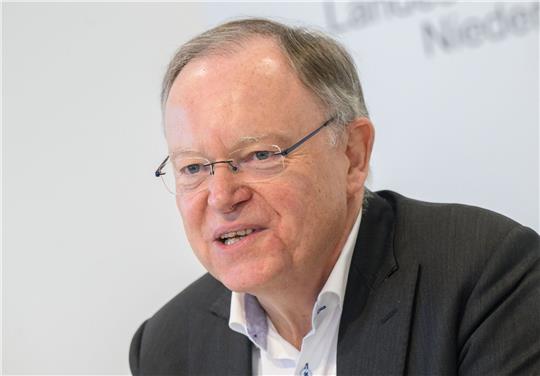 Stephan Weil (SPD), Ministerpräsident von Niedersachsen, spricht bei einer Pressekonferenz.