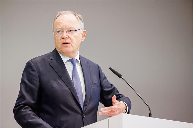 Stephan Weil (SPD), Ministerpräsident von Niedersachsen, spricht während einer Pressekonferenz.