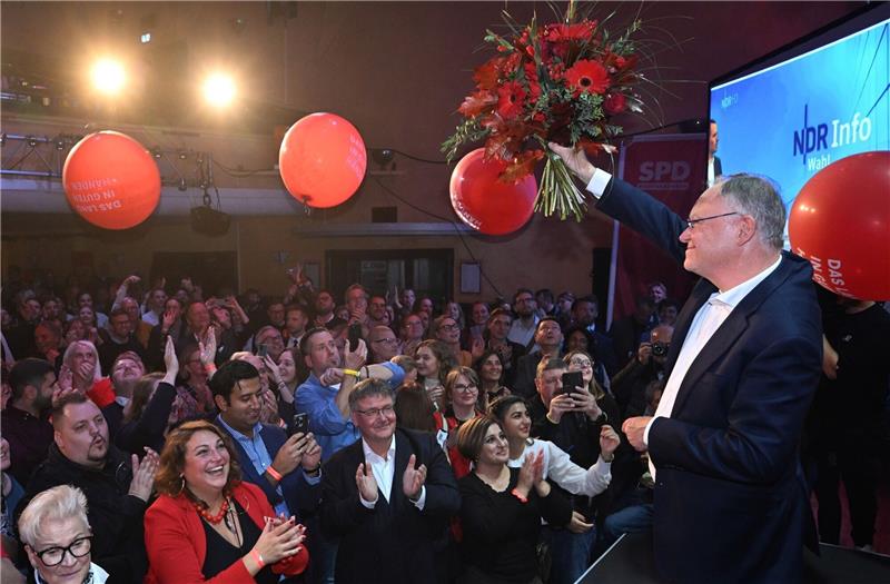 Stephan Weil (SPD), Ministerpräsident von Niedersachsen, jubelt auf der SPD-Wahlparty auf der Bühne.
