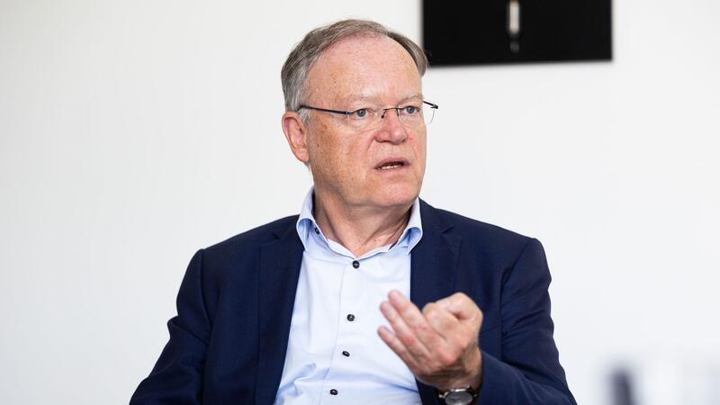 Ministerpräsident Weil: SPD-Ergebnis richtig schlecht Stephan Weil (SPD), Ministerpräsident von Niedersachsen, sitzt in seinem Büro in der Staatskanzlei während eines Interviews der Deutschen Presse-Agentur.