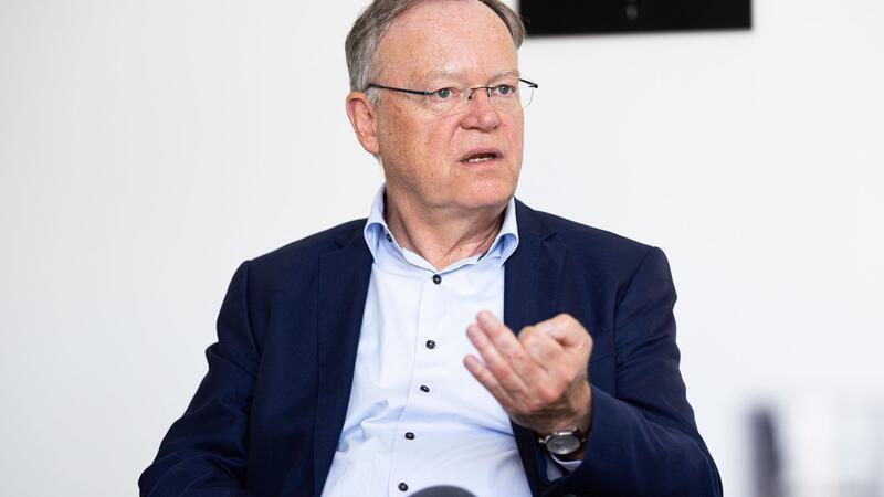 CDU in Niedersachsen deutlich vorn bei Europawahl Stephan Weil (SPD), Ministerpräsident von Niedersachsen, sitzt in seinem Büro in der Staatskanzlei während eines Interviews der Deutschen Presse-Agentur.