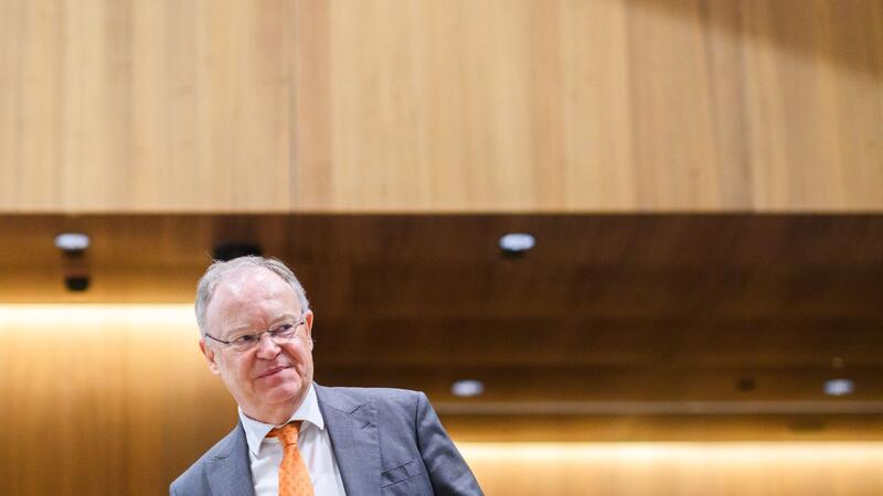 Höhere Bezahlung von Weil-Mitarbeiterin: Ermittlungen Stephan Weil (SPD), Ministerpräsident von Niedersachsen, steht im niedersächsischen Landtag.