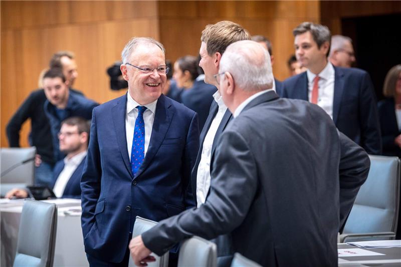 Dritte Amtszeit: Weil als Ministerpräsident wiedergewählt Stephan Weil (SPD, l), Ministerpräsident von Niedersachsen, kommt zur 1. Sitzung des Niedersächsischen Landtags der 19. Wahlperiode. Foto: Sina Schuldt/dpa