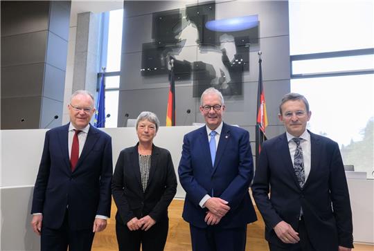 Stephan Weil (SPD, l-r), Ministerpräsident von Niedersachsen, Hanna Naber (SPD), Landtagspräsidentin von Niedersachsen, Andreas Busch, Professor für Politikwissenschaft an der Universität Göttingen, und Wilhelm Mestwerdt, Präsident des Niedersächsischen Staatsgerichtshofes.