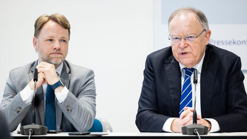 Stephan Weil (SPD, r), Ministerpräsident von Niedersachsen, spricht auf einer Pressekonferenz zu einem Nachtragshaushalt aufgrund des Hochwassers in der Landespressekonferenz neben Gerald Heere (Bündnis 90/Die Grünen), Finanzminister von Niedersachsen.