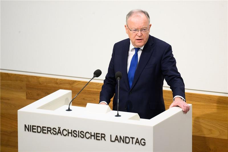 Weil: Wünsche mir kein Stehplatz-Verbot in Stadien Stephan Weil (r, SPD), Ministerpräsident von Niedersachsen, hält im Landtag Niedersachsen eine Regierungserklärung.