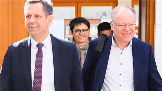 Stephan Weil (rechts), noch als Ministerpräsident, und Olaf Lies, noch als Wirtschaftsminister, verlassen die SPD-Klausurtagung 2025 in Springe. (Archivbild)