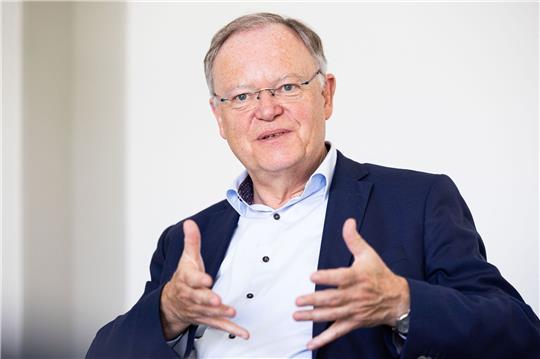 Stephan Weil sitzt in seinem Büro in der Staatskanzlei bei einem Interview der Deutschen Presse-Agentur.