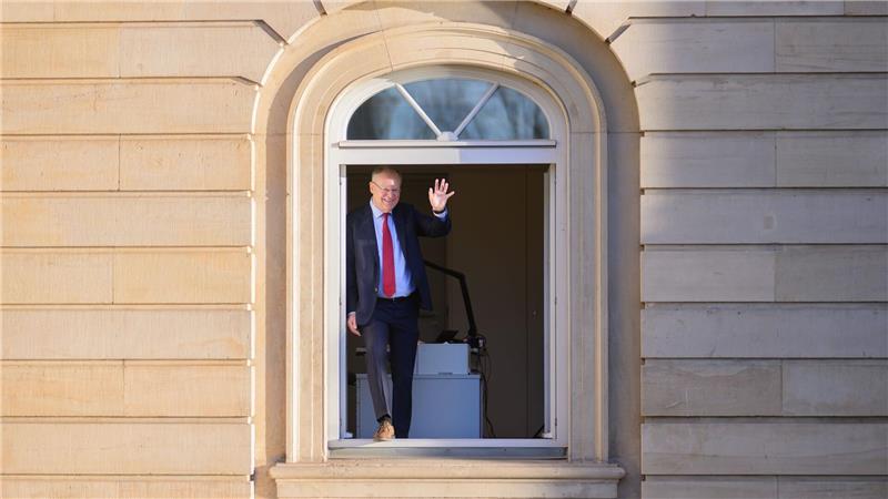 Stephan Weil steht am Fenster seines Abgeordnetenbüros im niedersächsischen Landtag. (Archivbild)
