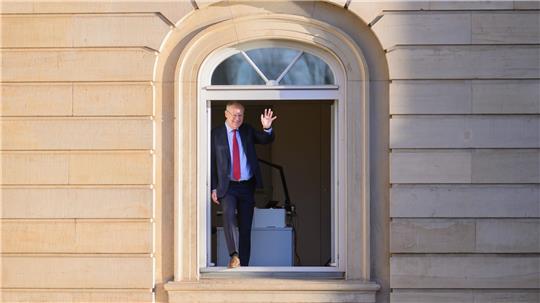 Stephan Weil steht am Fenster seines Abgeordnetenbüros im niedersächsischen Landtag. (Archivbild)