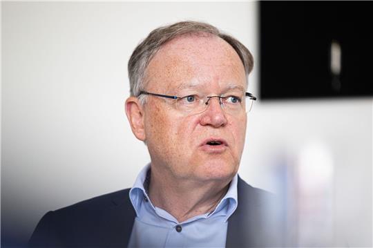 Stephan Weil verweist auf Straßen und Schienen - auch diese würden am Ende von den Steuerzahlern finanziert.