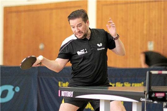 Stephan Wilamowski gewinnt zwar zwei Einzel und an der Seite von Nico Götte ein Doppel. Die 6:9-Niederlage des ESV Goslar gegen Concordia Braunschweig kann aber auch er nicht verhindern. Foto: Gietemann