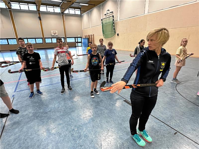 Harzburgs Kinder sollen wieder in Schwung kommen Stephanie Kostka zeigt den Deilich-Kindern, wie ein Hockeyschläger richtig gehandhabt wird. Fotos: Schlegel