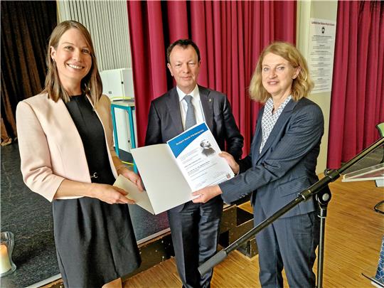 Stephanie Pfänder (li.) erhält den Robert-Koch-Förderpreis der Stadt Clausthal-Zellerfeld. Mit ihr freuen sich Laudator Sebastian Suerbaum und Bürgermeisterin Petra Emmerich-Kopatsch. Foto: Knoke