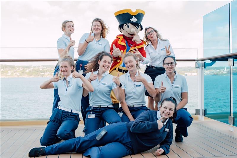 Traumberuf mit Traumschiffpotential auf hoher See Stephanie Richter (mittlere Reihe, rechts) aus Langelsheim bereist in ihrem Urlaub als Erzieherin auf Kreuzfahrtschiffen die Weltmeere. Das Foto zeigt das Kids Club-Team.
