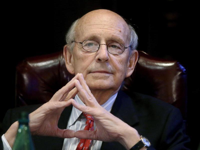 Stephen Breyer will Berichten zufolge in den Ruhestand gehen und einen Sitz am Obersten Gericht der USA freigeben. Foto: Steven Senne/AP/dpa