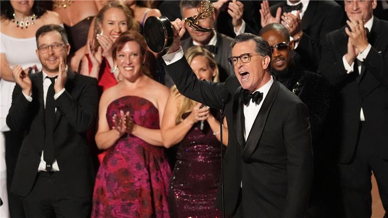 Hollywood feiert sich selbst: Emmy-Abräumer „The Studio“ Stephen Colbert und sein Team von „The Late Show with Stephen Colbert“ gewannen den Preis für die beste Talkshow.
