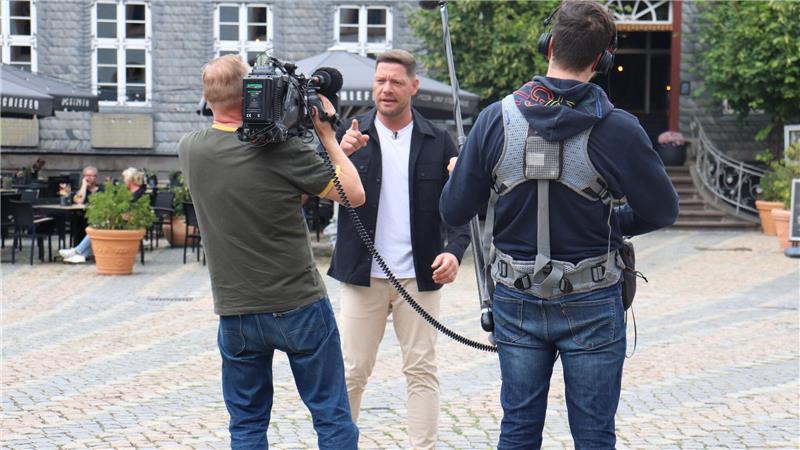 Sterne-Koch Robin Pietsch erzählt auf dem Marktplatz, was er sich vom „Schiefer“ erwartet, bevor er es betritt.