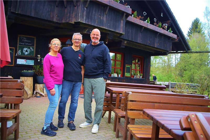 Kann Frank Rosin dem „Waldcafé Forellenteich“ helfen? Sternekoch Frank Rosin (rechts) hilft den Betreibern des „Waldcafés Forellenteich“ vor laufender Fernsehkamera mit Ideen, wie sie den Umsatz der Ausflugsgaststätte erhöhen können. Fotos: Jung