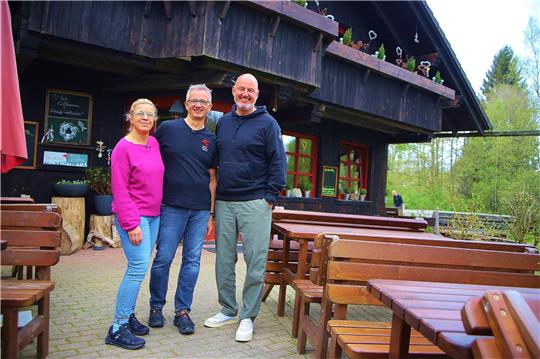Sternekoch Frank Rosin (rechts) hilft den Betreibern des „Waldcafés Forellenteich“ vor laufender Fernsehkamera mit Ideen, wie sie den Umsatz der Ausflugsgaststätte erhöhen können. Fotos: Jung