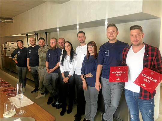 Sternekoch Robin Pietsch (re.) mit seinem Team im September 2021 nach der Übergabe der Michelin-Auszeichnungen. Foto: Stade