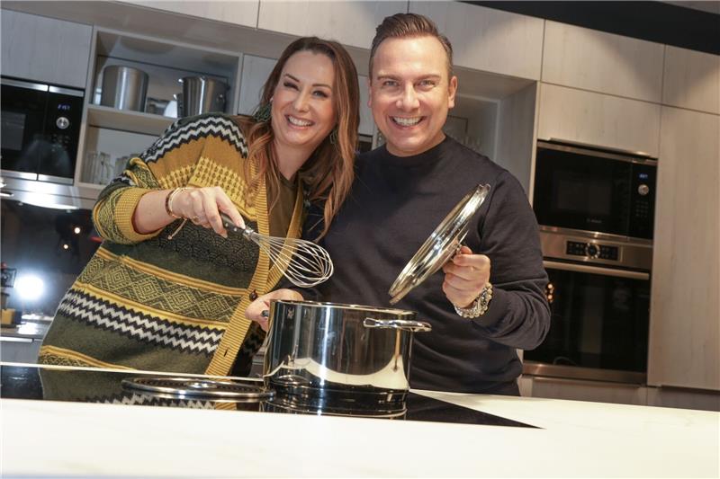 Tim Raue gibt das Kommando beim Weihnachtsessen ab Sternekoch Tim Raue und seine Ehefrau Katharina in Berlin.