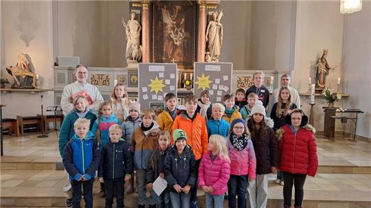 Sternsingeraktionstag in Vienenburg mit Matthias Schulte (hinten links), den Sternsingern und Barbara Bothe (hinten rechts) .