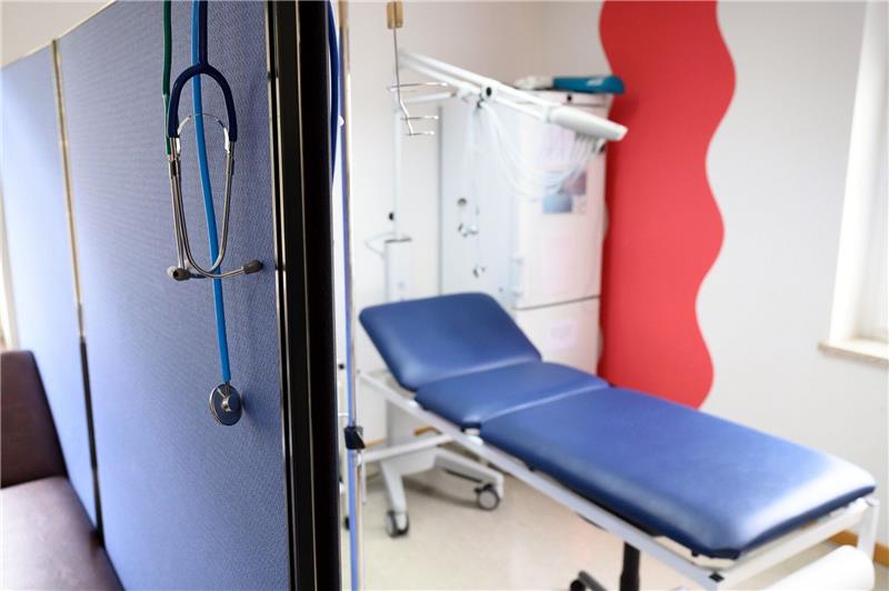 Der wütende Patient – Aggressionen in Praxen nehmen zu Stethoskope hängen im Behandlungszimmer einer Arztpraxis.